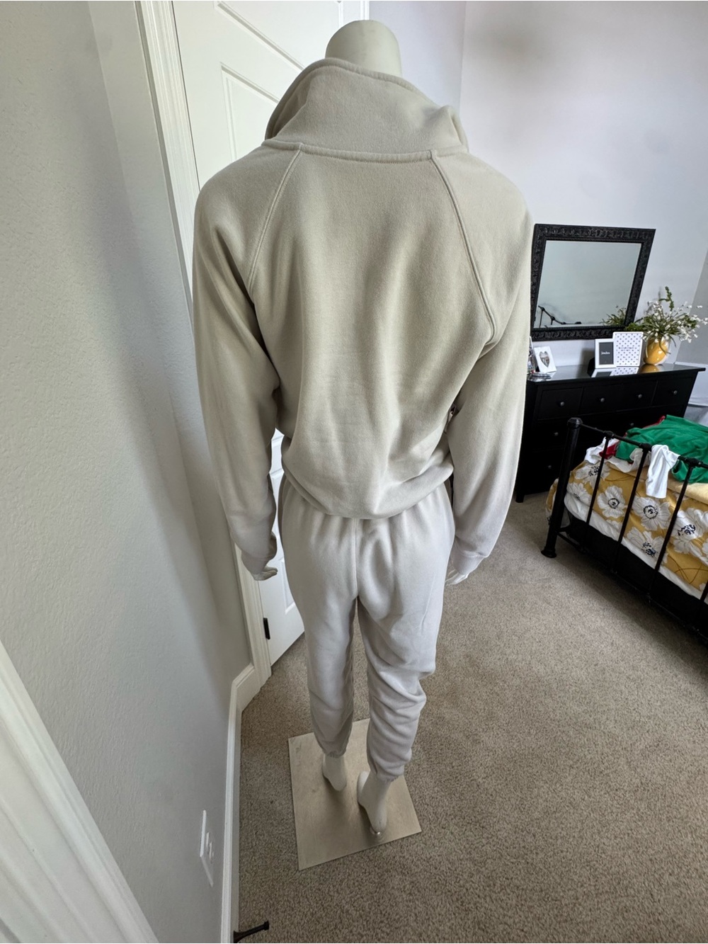 VUORI - 2 pc cropped quarter zip (Sm) & matching joggers (Med) - Picture 6 of 6
